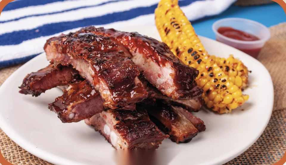 BBQ Crave Ribs: costillas de cerdo glaseadas con salsa BBQ y elotes asados