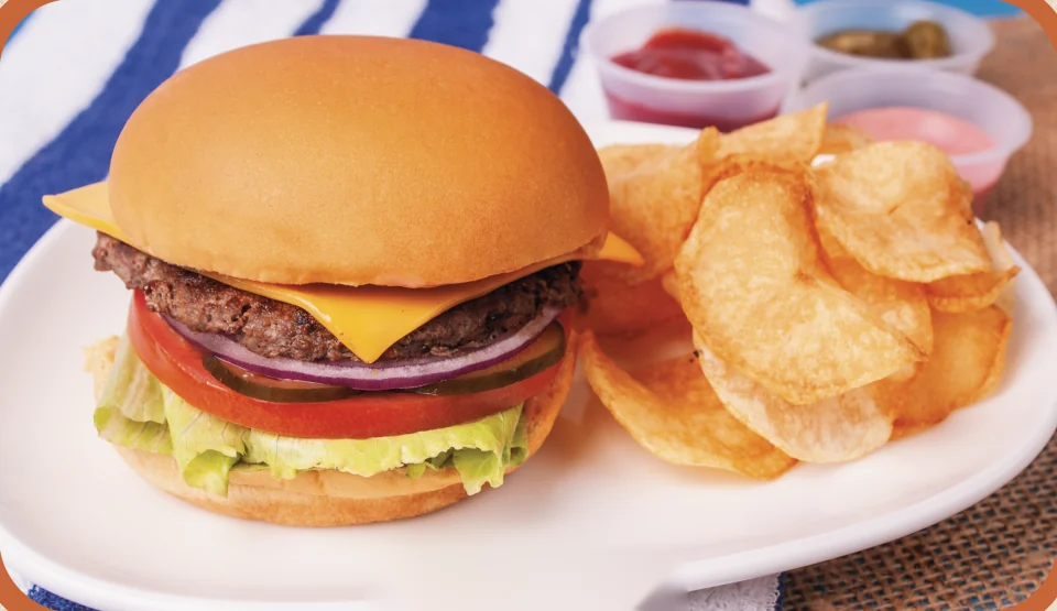 Crave Burger: hamburguesa de res con queso americano, lechuga, jitomate y cebolla morada, con papas fritas